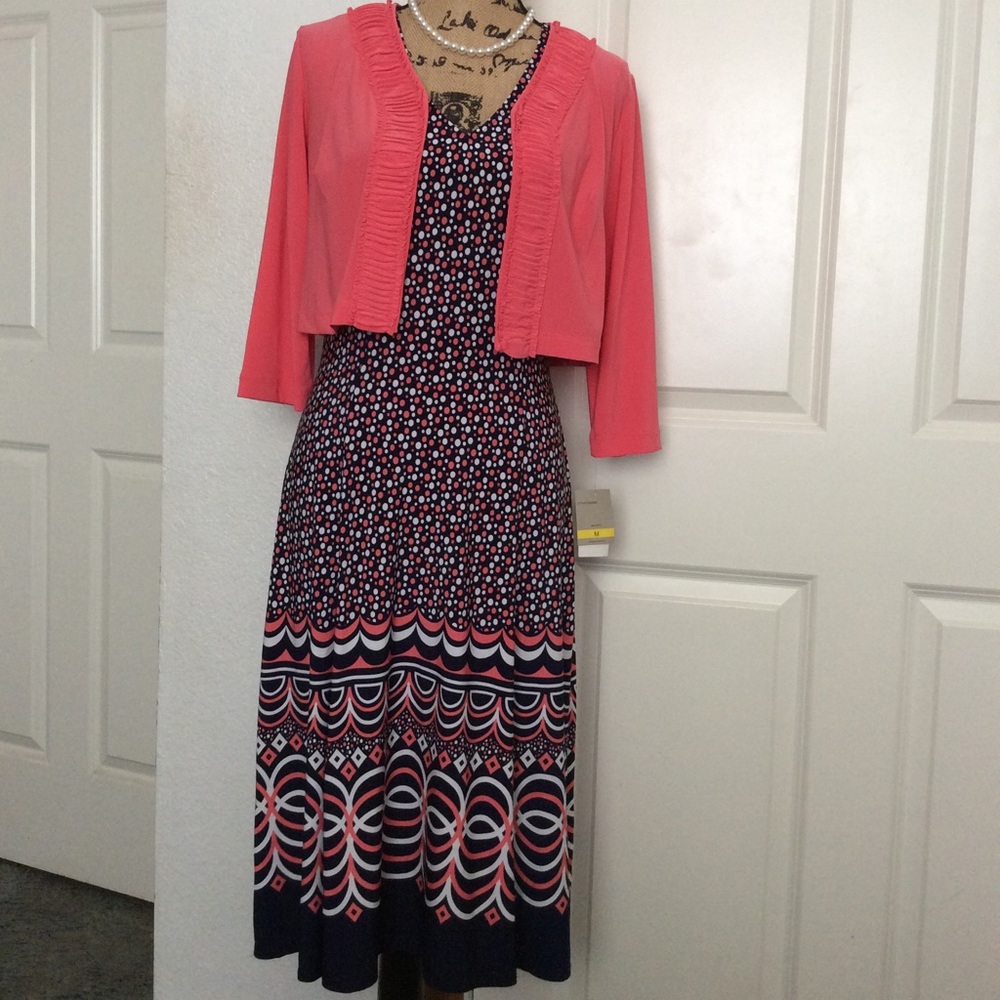 NEW.      Pretty dress